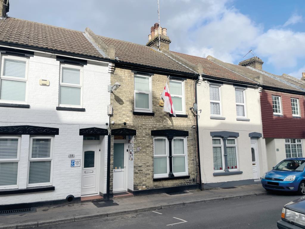 Lot: 39 - HOUSE FOR INVESTMENT IN NEED OF IMPROVEMENT AND REPAIRS - front view of house for investmernt needing refurbishment